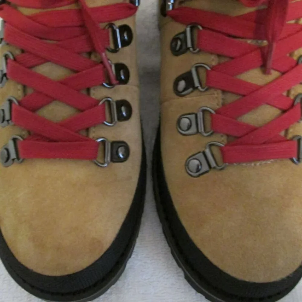 NIB AEROSOLES Camel Suede Sport Cruz Hiking Booties Red Shoelaces Women’s 5.5